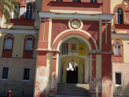 Главный вход в монастырь