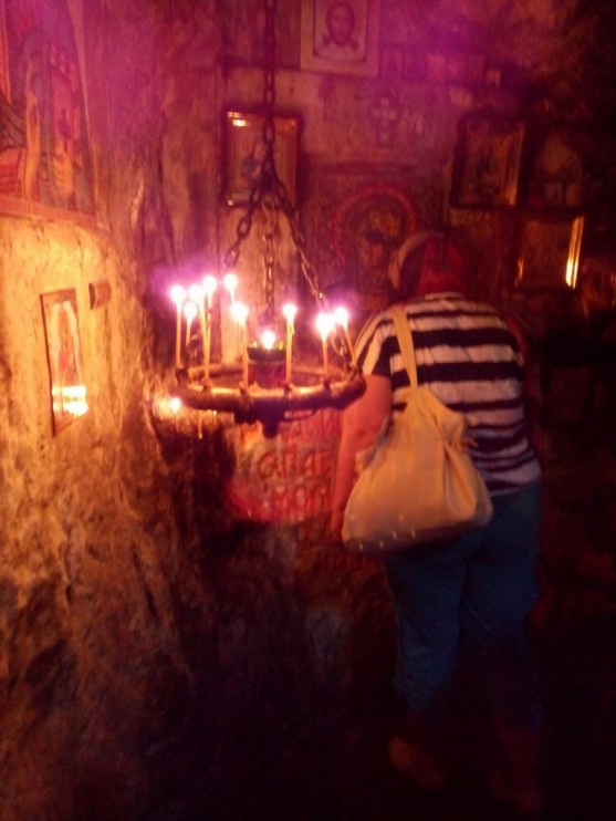В пещере св. Симона Кананита. Тихо, прохладно, таинственно.