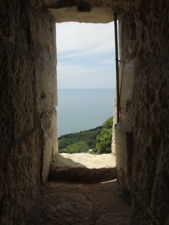 Окно-бойница в башне. Вид на Черное море