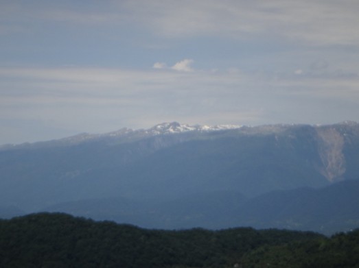 С башни видно снежные вершины Абхазии