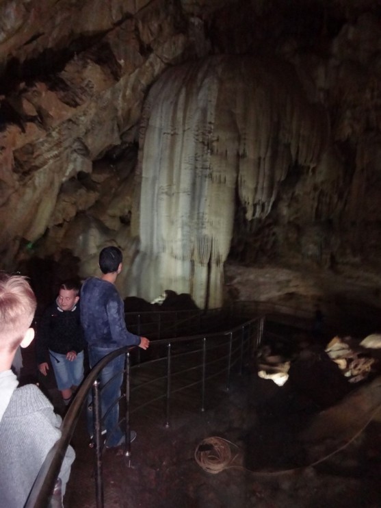 На выходе из пещер каменный "водопад", метров 20 высотой