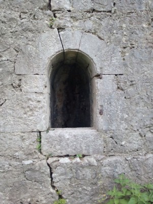 Какие то окна в стенах монастыря